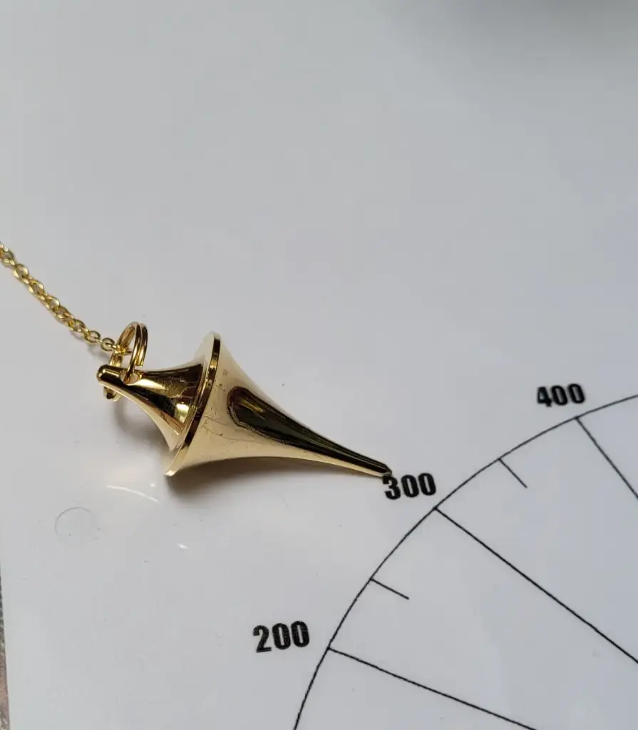 Pendule égyptien en laiton