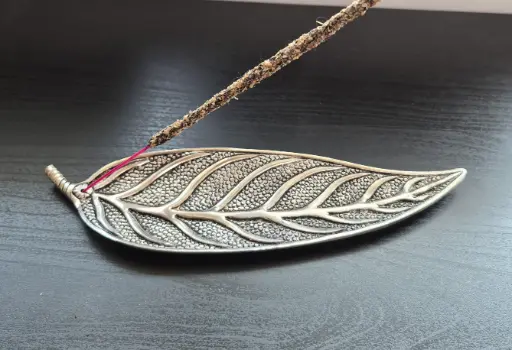 Porte encens feuille en métal 