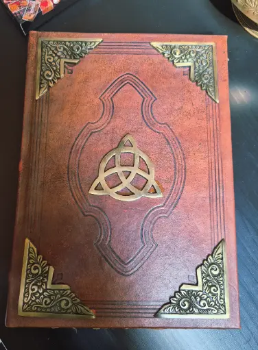 Grimoire Triquetra en cuir véritable