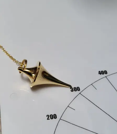 Pendule égyptien en laiton